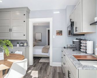 Studio Updated 1 Block to Downtown & Mins to Beach - Michigan City - Kitchen