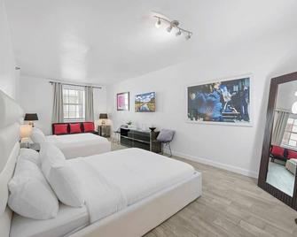 Sun-Kissed Escape: Vibrant Studio on Ocean Drive - Miami Beach - Bedroom