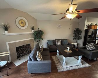 Uniq Farmhouse - Grand Prairie - Living room