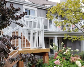 Essence Suites Modern Condo Collingwood King Bed Lake Beach Mountains Spa - Collingwood - Building