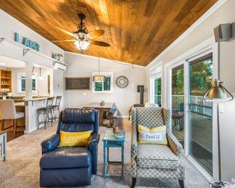 Phillips Lake Lodge in Shelton - Shelton - Obývací pokoj