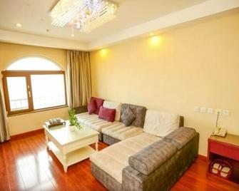 Greentree Inn Jiangsu Nantong Haimen Bus Statian Shell Hotel - Nantong - Living room