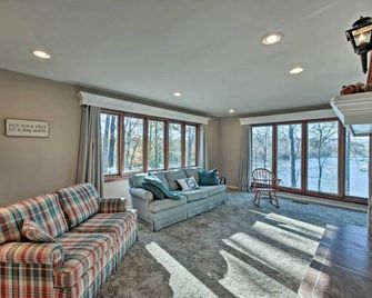 Chickamauga Lake Vacation Rental w/ Boat Dock! - Dayton - Living room