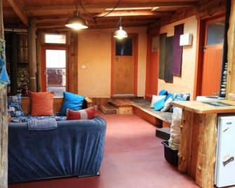 'Earthbridge', exclusive use eco Cottage, nestled in bush, Coromandel Ranges. - Hikutaia - Living room