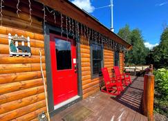 BC Log cabin with private beach river fire pit AC wifi onsite trails ski slope views - Carroll - Innenhof