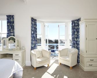 St Maur - Ventnor - Living room