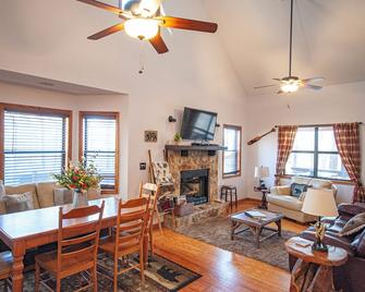 Little Bear Lodge- Pet Friendly-Centrally Located-Under New Management - Young Harris - Dining room