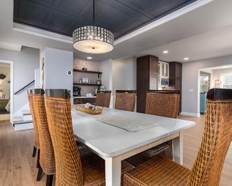 1 Mile To Scarborough Beach-Central Air! Block Island Ferry, Narragansett, 7 Bed - Narragansett - Dining room