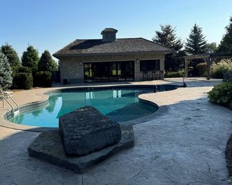 Country Pool House Villa Minutes to Elora - Fergus - Pool