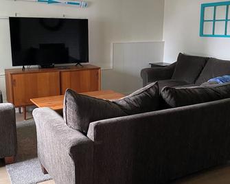 Comfy and clean garden suite. Close to Discovery Pier, Museum, and Hospital. - Campbell River - Living room