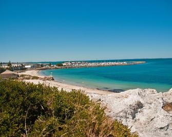 Fremantle Hostel - Perth - Beach