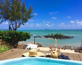 Meerena Cheerful Beachfront Cottage with Jacuzzi - Grand Gaube