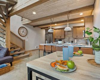 Lux Retreat! Hot Tub! Game Room! 6 Mins To Gnp - Coram - Dining room
