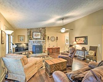 Comfy Jasper Getaway with Community Amenities! - Jasper - Living room