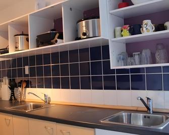 Microtel Backpackers - Hamilton - Cocina