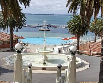 Central Geelong Townhouse / Long stays available - Geelong - Outdoor view