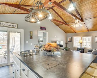 1/2 Mi to Marina: Missouri Lake Getaway - Warsaw - Dining room