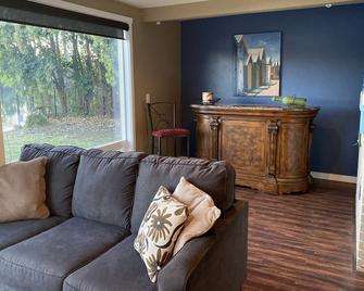 Redding River House II, Stunning River Location. - Redding - Living room