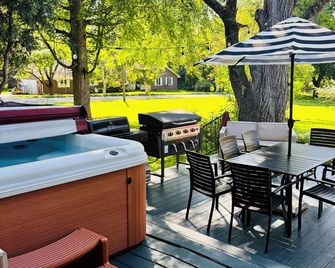 Beautiful home with large yard - Canton - Patio