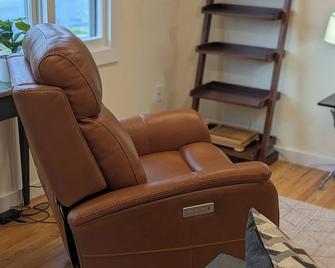 Bungalow in the Berkshires - Lee - Living room