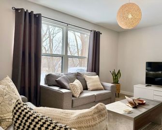 Spacious Apartment in DT Chatham - Chatham-Kent - Living room