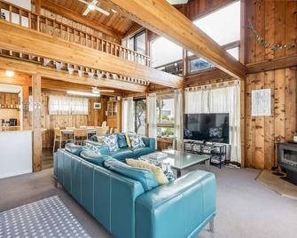 The Ark Family Beach House Wifi Netflix - Port Elliot - Living room