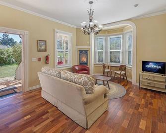 One-bedroom suite near downtown (Argyle Suites-HSA) - Friday Harbor - Living room