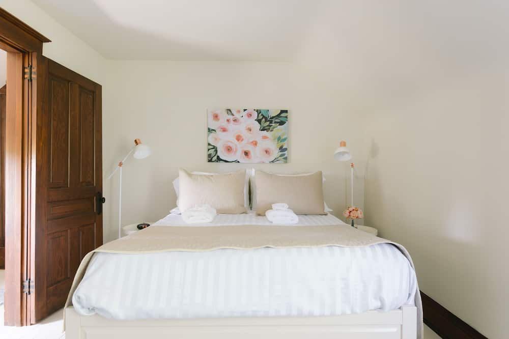 Bedroom view of NEW Luxury Modern Farmhouse in the Vineyards ✤ 3 Bedroom - Niagara-on-the-Lake