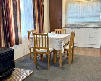 Back To The Beach Bach - Waiotahi - Ruokailuhuone