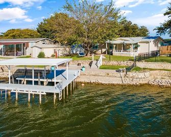 Cozy 3 Bedroom Lake House with boat dock/patio on deep water. - Granbury - Budova