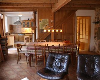 Large historic stone house with lots of space and comfort - Chirols - Sala de estar