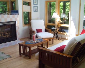 Beachfront Luxury Home On A Private Road ~ No Neighbors ~ Complete Privacy - Silver Lake - Sala de estar