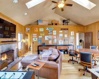 Spacious and Secluded Madison Home Near Dtwn! - Madison - Living room