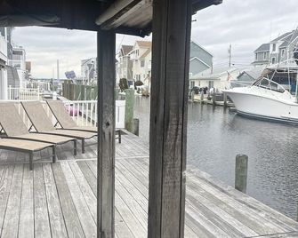 Enjoy peace & serenity on the water as the sun sets in our beauty on the bay - Lavallette - Balcony