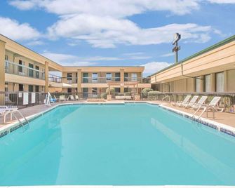 Days Inn by Wyndham Attalla - Attalla - Zwembad