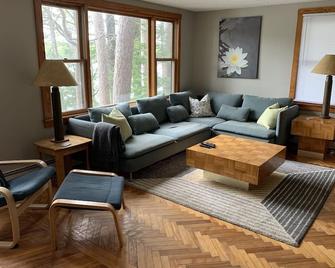 Large Lake House with Private Beach, Dock, Canoe & Kayak - Farmington - Living room