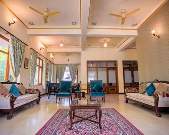 Amantra Shilpi Resort & Spa Udaipur - Udaipur - Living room