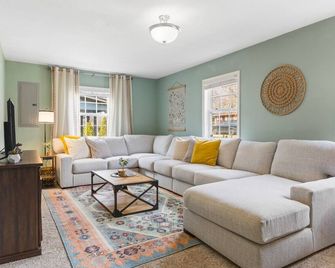 Big Cozy House 3 mi to Downtown with Outdoor Fire Pit - Nashville - Sala de estar