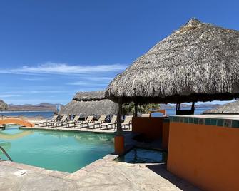 Los Vientos Hotel - Bahía de los Ángeles - Edificio