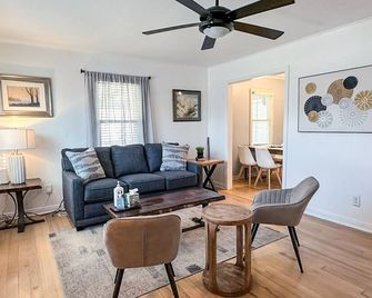Affordable 2br Getaway Near Plaza District Lilac1 - Midwest City - Спальня