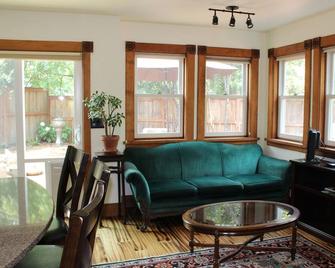 Quiet and peaceful cottage close to downtown - Ashland - Living room