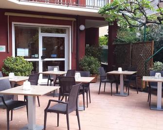 Hotel Garnì Capinera - Garda - Patio