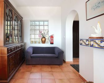 Mountain-side Villa with view to the coast, ideal to relax, complete with Pool. - Caldas de Monchique - Sala