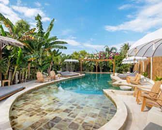 Gili Teak Beach Front Resort - Mataram - Pool