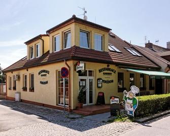 Restaurace A Penzion Garnet - Olomouc - Building