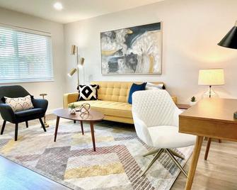 Downtown-Nomads-King Bed-Free Parking - Walnut Creek - Living room