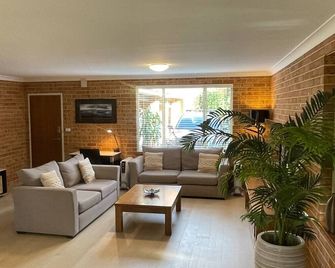 Spacious 3 bedroom beach apartment. - Mona Vale - Sala de estar