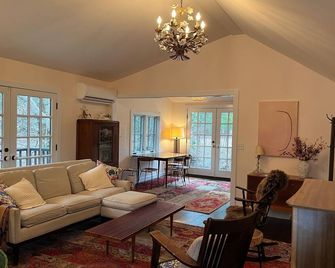 Most Charming, Most quiet place in the Catskills--Willow-brook Cottage - Lake Hill - Living room