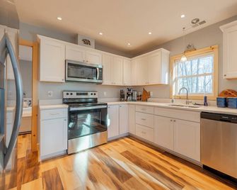 Peaceful A-frame cabin with hot tub, forest views, modern comfort, and total privacy in nature. - Radford - Keuken