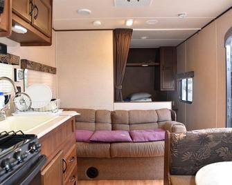 Goseong Marlboro Man Caravan Auto Camping Site - Toseong-myeon - Living room